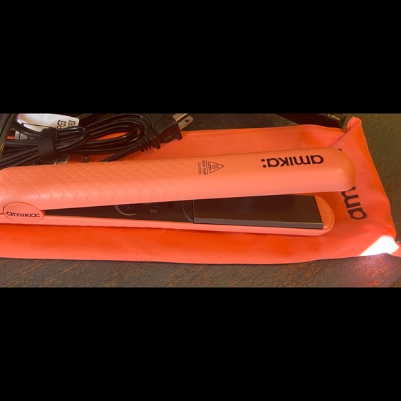 🎉 HOST PICK 🎉 Amika Limited Edition Strand Perfect Ceramic 1" Straightener - Picture 4 of 4